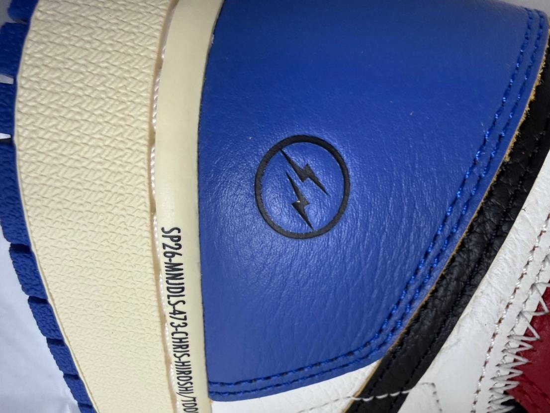 エンボス？スタンプ？片方スタンプ？
参考にしてください。
両方エンボスでした