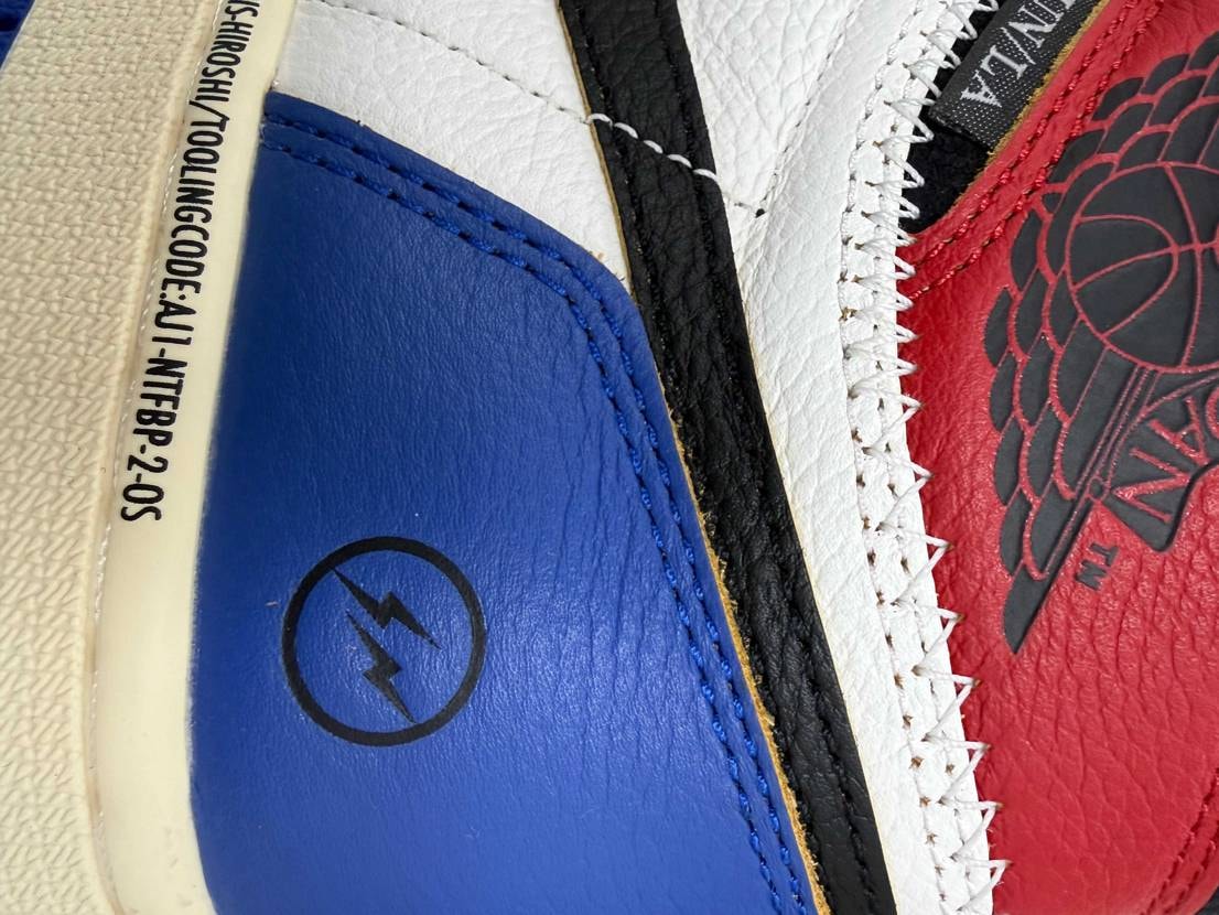 エンボス？スタンプ？片方スタンプ？
参考にしてください。