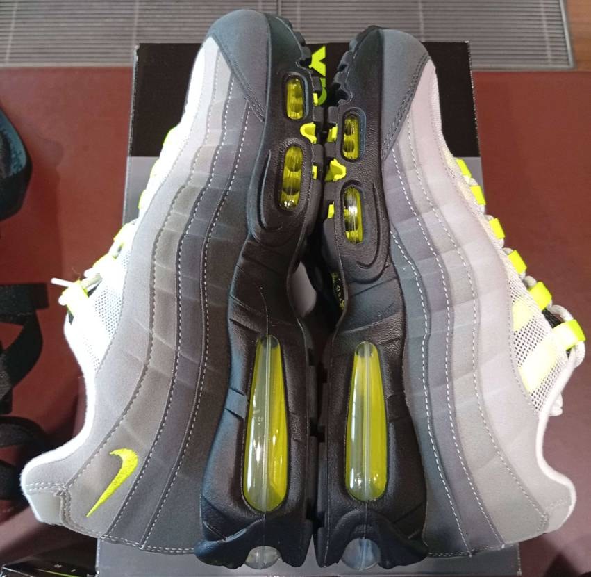 ナイキ横浜はメンズ、ウィメンズ各一足購入可だったので、メンズ