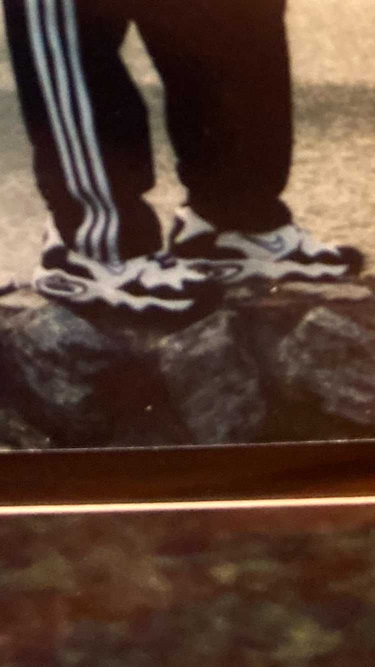 小学生の頃アメリカの親戚に買ってもらったこのエアマックスがなんのモデルかわかりま