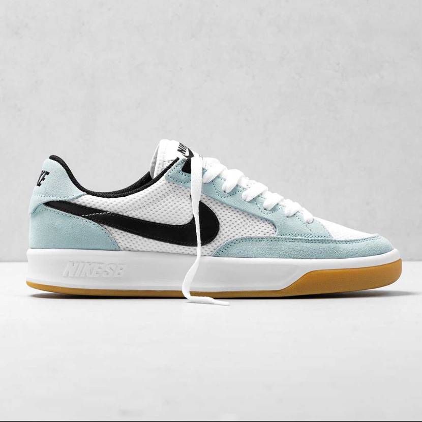 立ち仕事とか、足に負担をかける人は、足のサイズが通常より大きいらしいよ。
だか