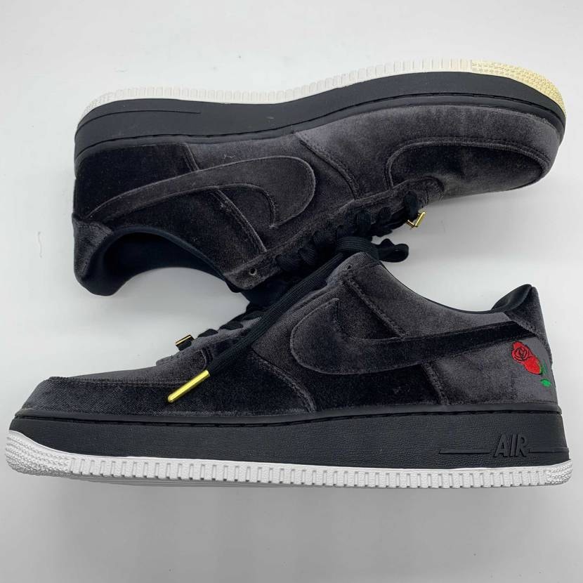 28.0 訳あり新品、格安で出品中です🙏↓
NIKE AIR FORCE 1 