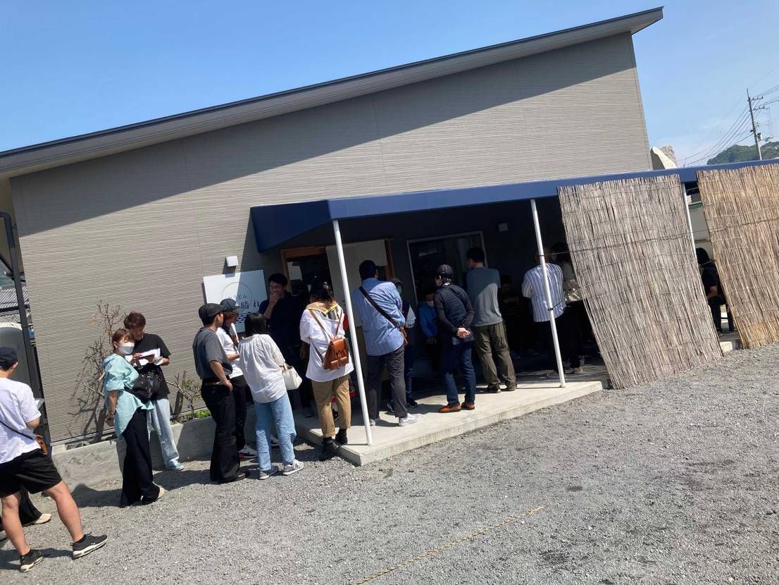 香川県に旅行で初めてうどん屋さん来たけどこんな朝でもめっちゃ並んでるんですねー！