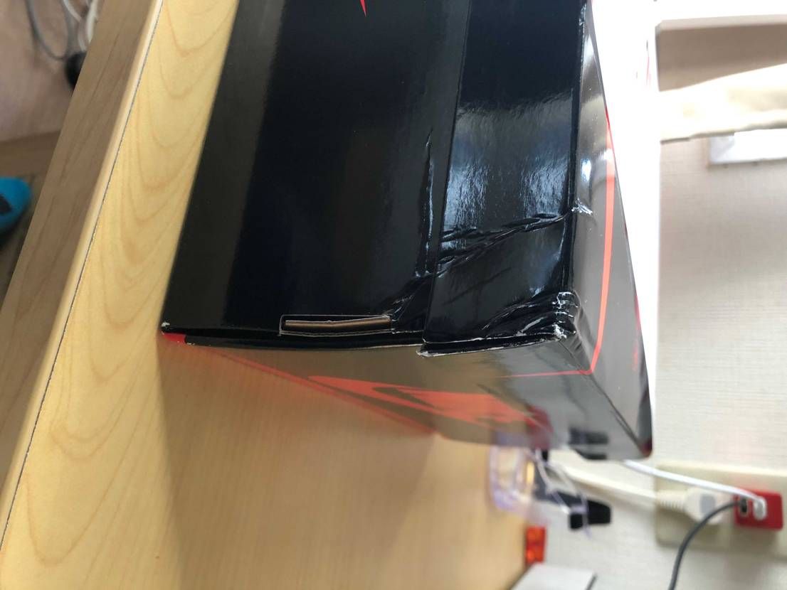 パテントブラッド届いた時から箱ベコベコなんですけど普通ですか？あとこれって配送中