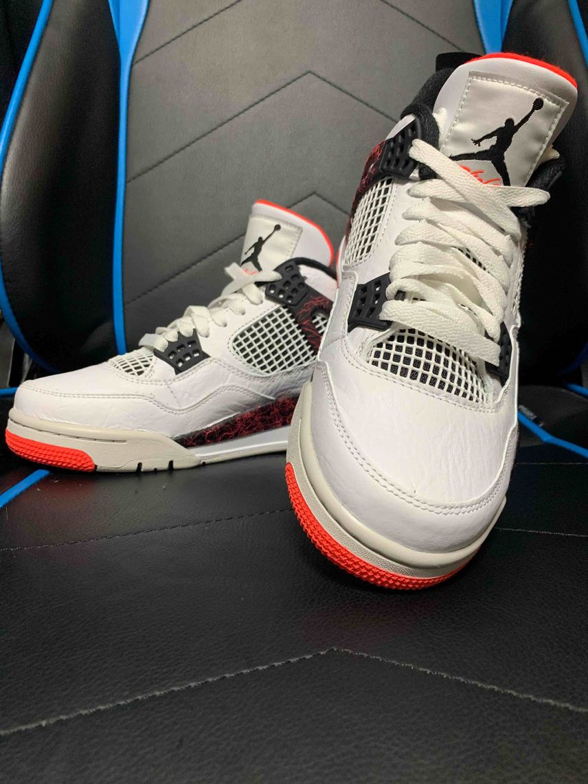 SNSからAJ4届いた✌️欲を言えばヒール部分がNIKEロゴが良かった😂