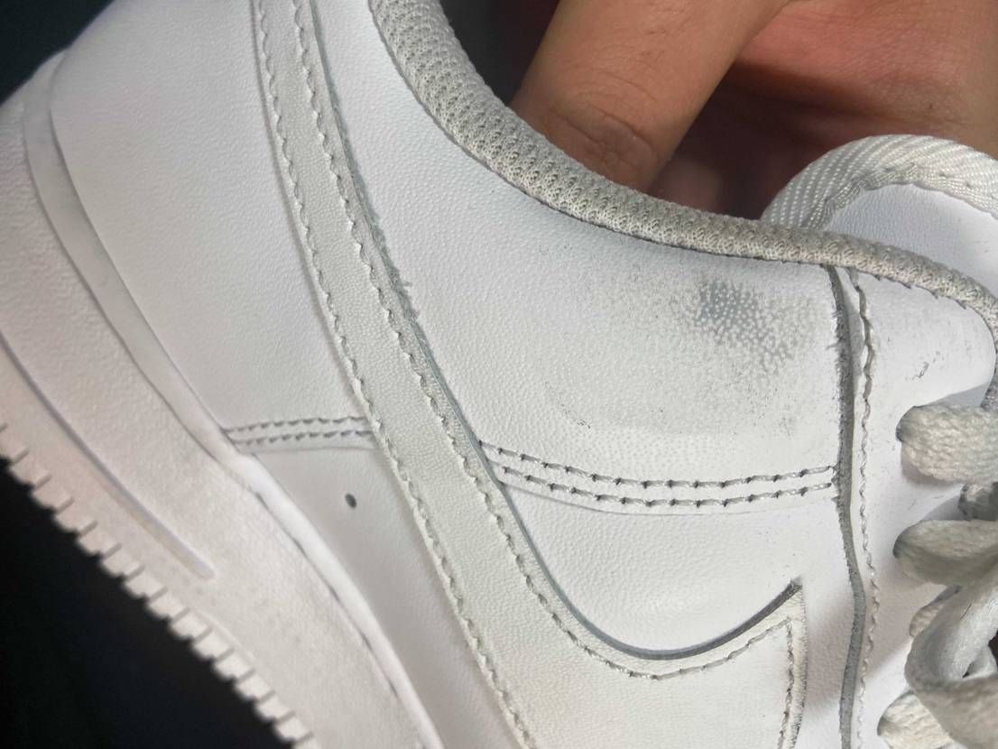 歩き方の癖なのかなぁ...どのスニーカーもここら辺こんな感じになる。同じ人いませ