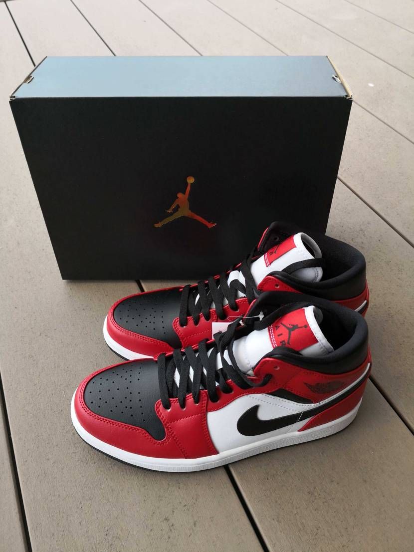 初のAJ1で喜んでおります。スニーカーに興味もったの先月からですけど