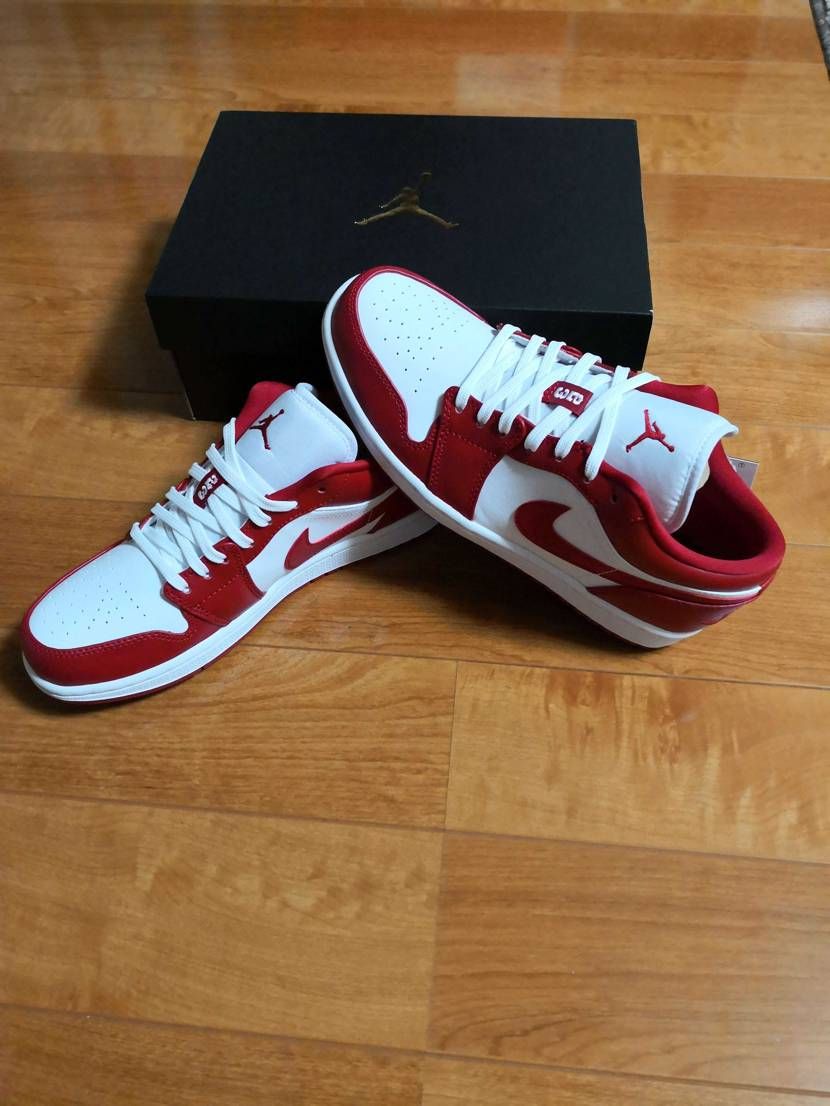 セールで買いました♪私は足の甲が低すぎて紐を結ばずにオサレに履くことができないの