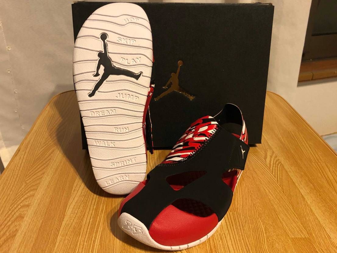 つま先まで隠れてくれるので、子供に最適✨
赤黒でカッコいい❗️と、息子も喜んで