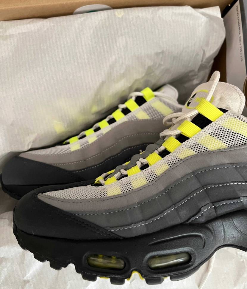 20年のモデルと雑に比較
20年の方がオリジナルに近い色とはいえ、レースループ