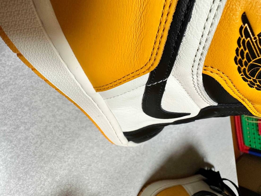 今日スニダンで買ったaj1タクシーが届いたのですがスウッシュ