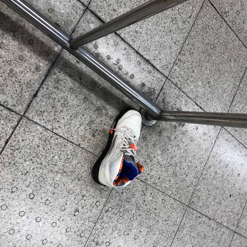 駅に右だけ落ちてた。