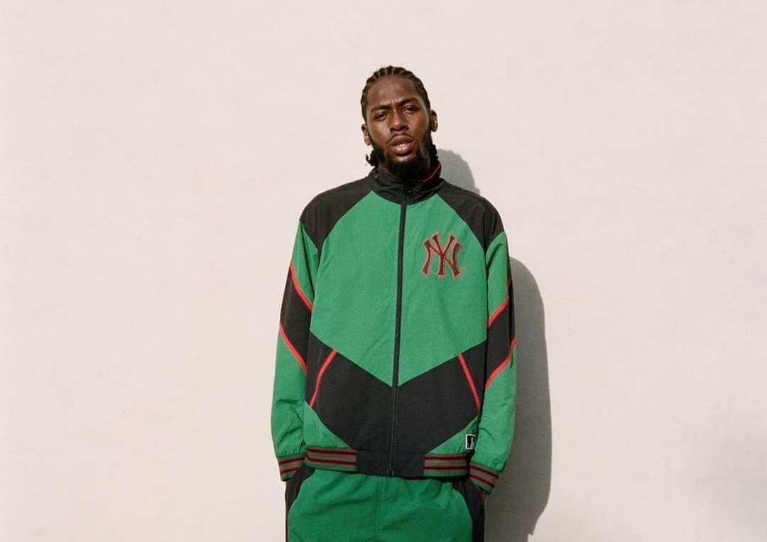 この写真のジャケットのサイズ感分かる方教えてください🙏Tシャツとかフーディーは持