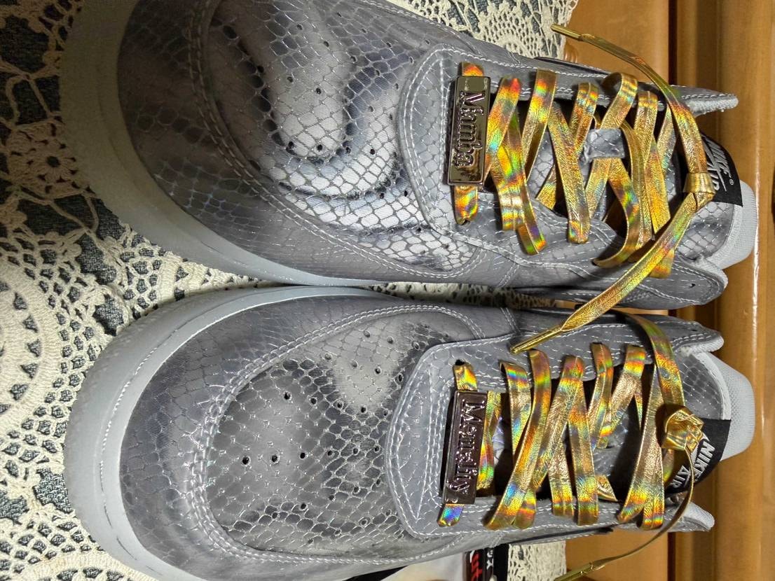 シューレース、ゴールドのレザーに変えました。

光モンには、光モンですね😙
