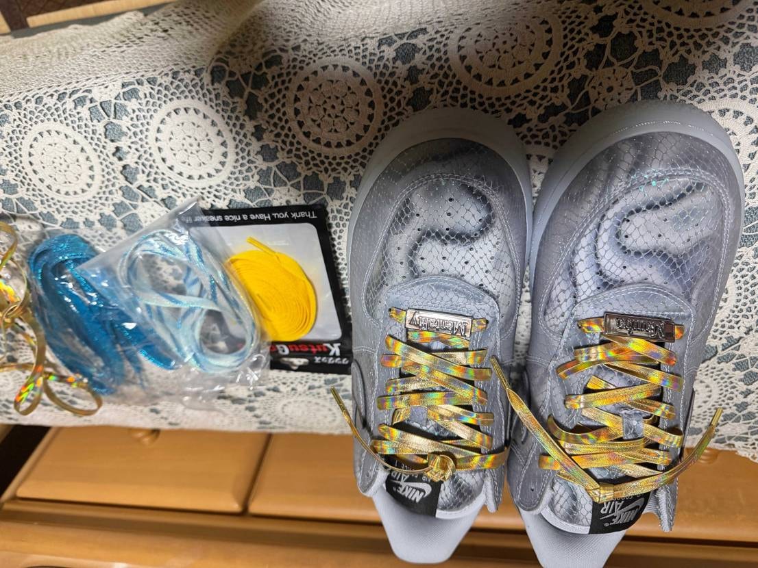 シューレース、ゴールドのレザーに変えました。

光モンに