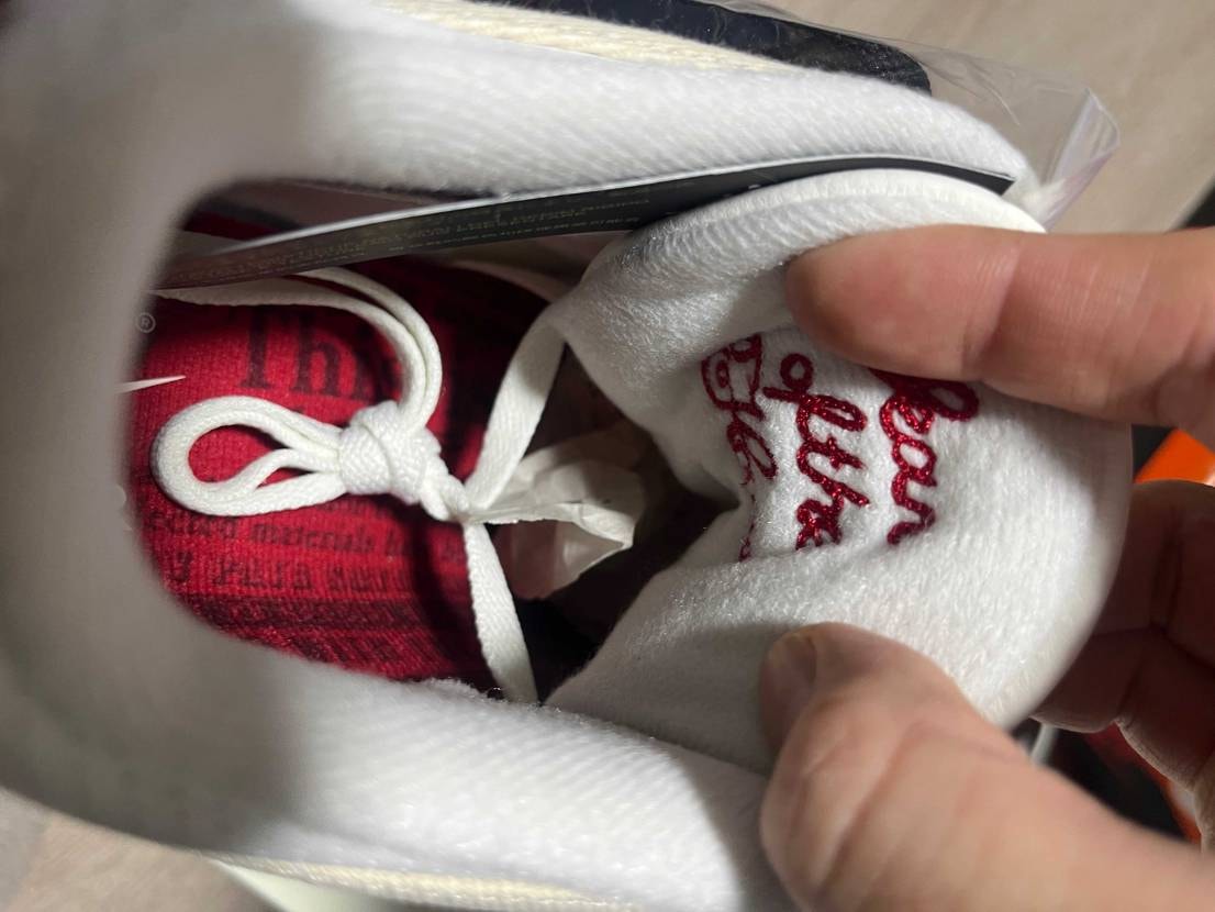 え、割と白が1番好き。
白だけ刺繍あるやん