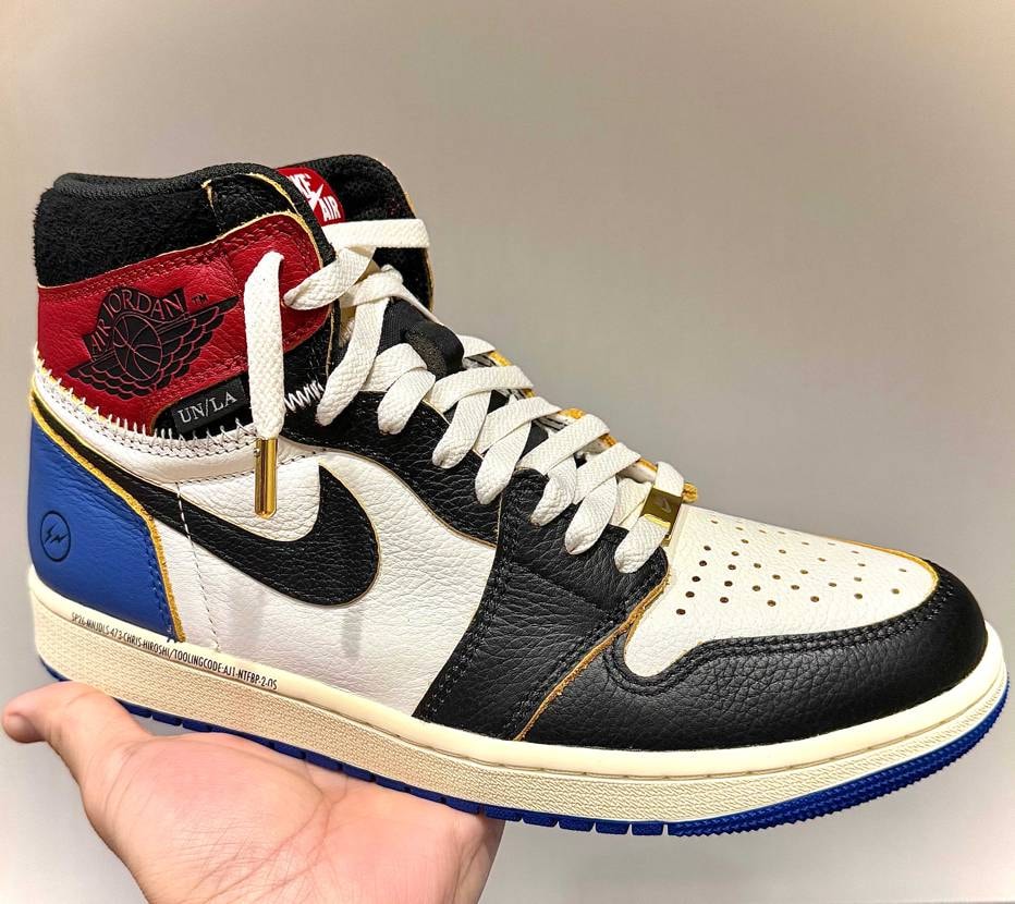 本日スニーカーズ品を受け取りました✨

シューレース色々迷った結果デフォでは