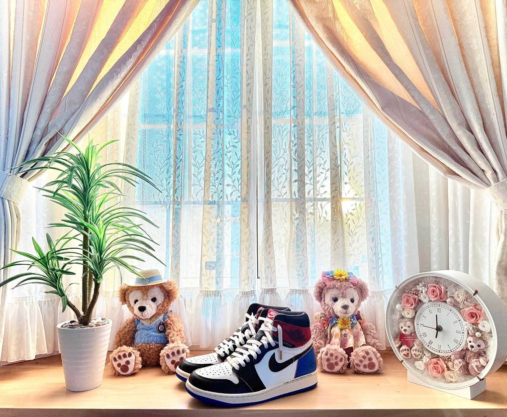 ちょっとイメージと合わないかもですが、うちの出窓を鮮やかに彩ってくれています✨