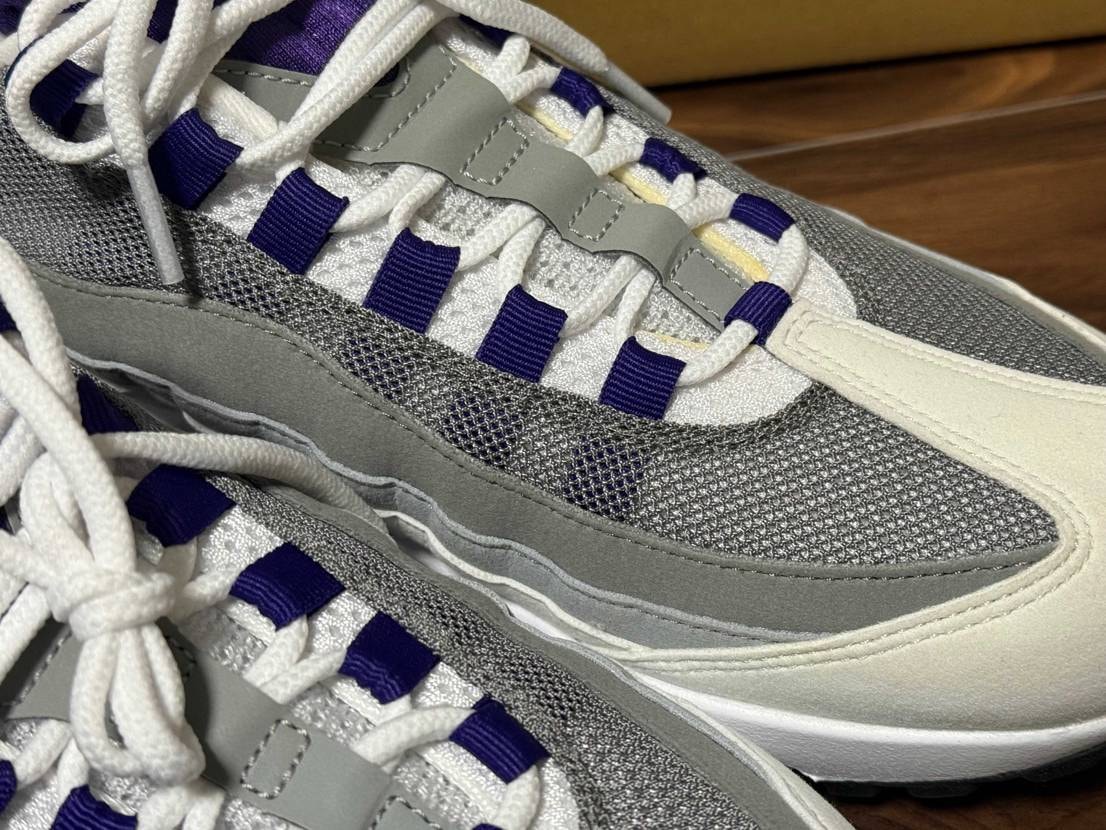 新品でこの黄ばみありえます？
右側が黄ばみ製品、左側が正常