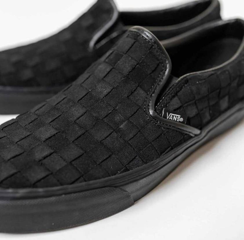 これ、静かに話題になってるボッテガヴェネタの編み込みのようなvans slip-