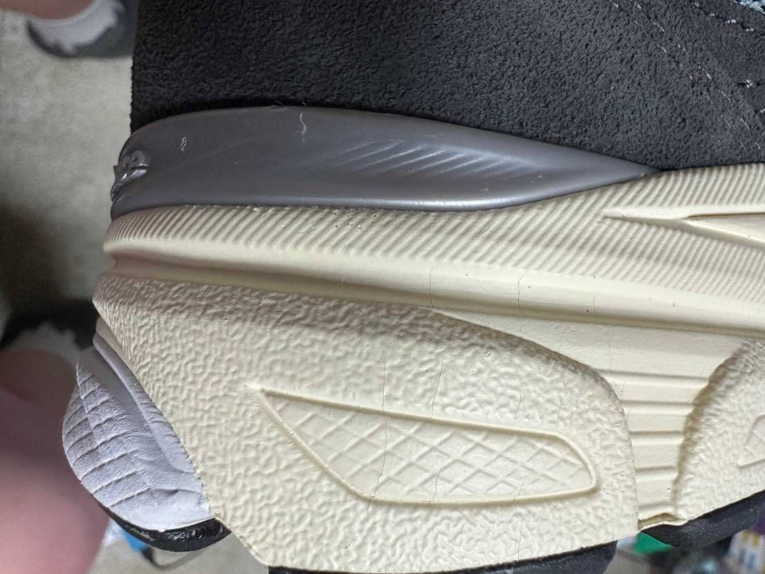 スニダンで中古購入したものなんですが、ミッドソールに縦の割れがあるんですが劣化に