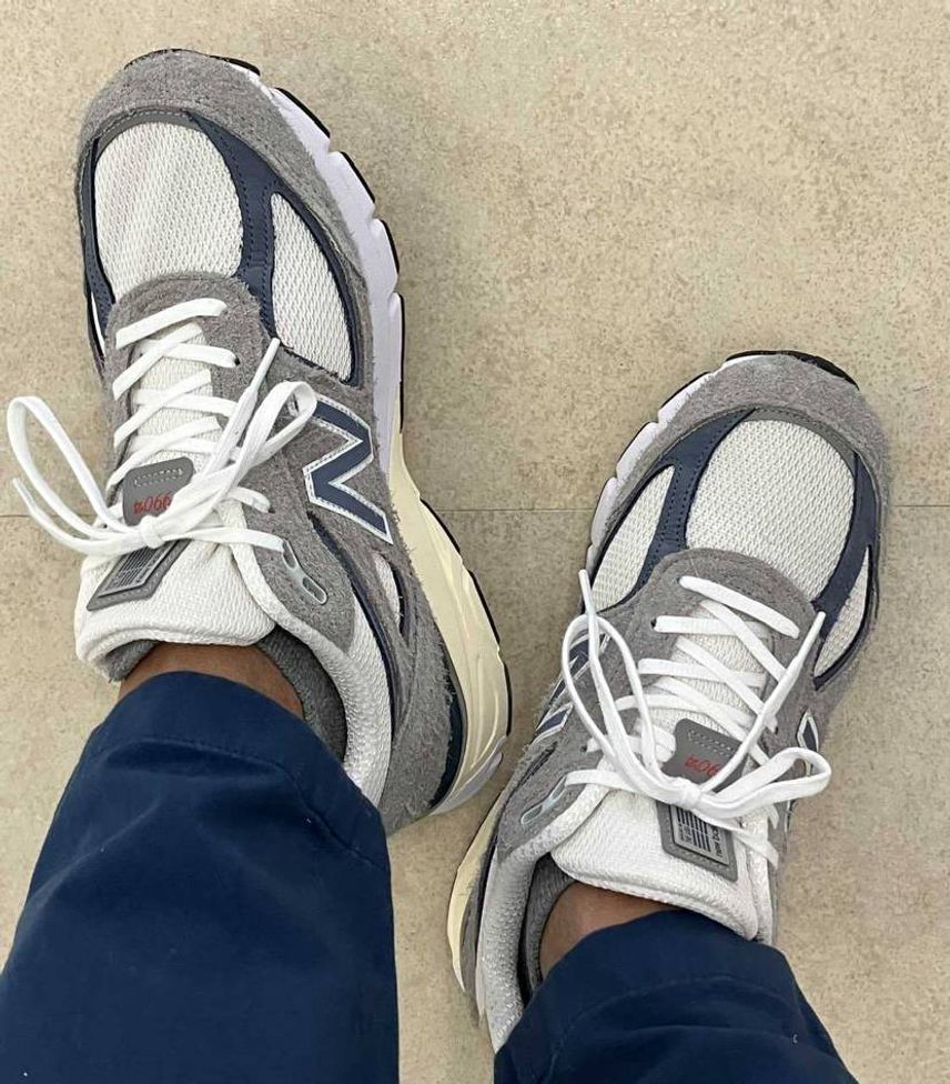 今日は先日届いたNB990V4で出勤。やっぱりNBの中でV4の履き心地、デザイン