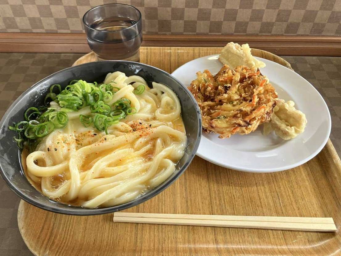 👪香川うどんツアー。スニーカーは私がPUMA SUEDE、妻