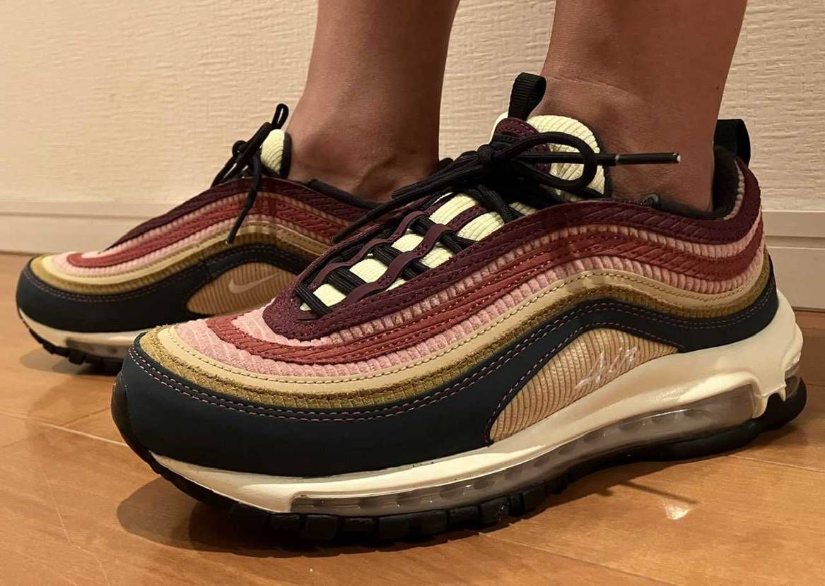 Member daysで購入のW AIR MAX 97 SE。
コーデュロイ使