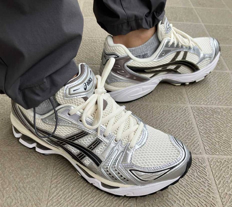 おはようございます☁️
ASICS Day22も昨日に続きGel-Kayano