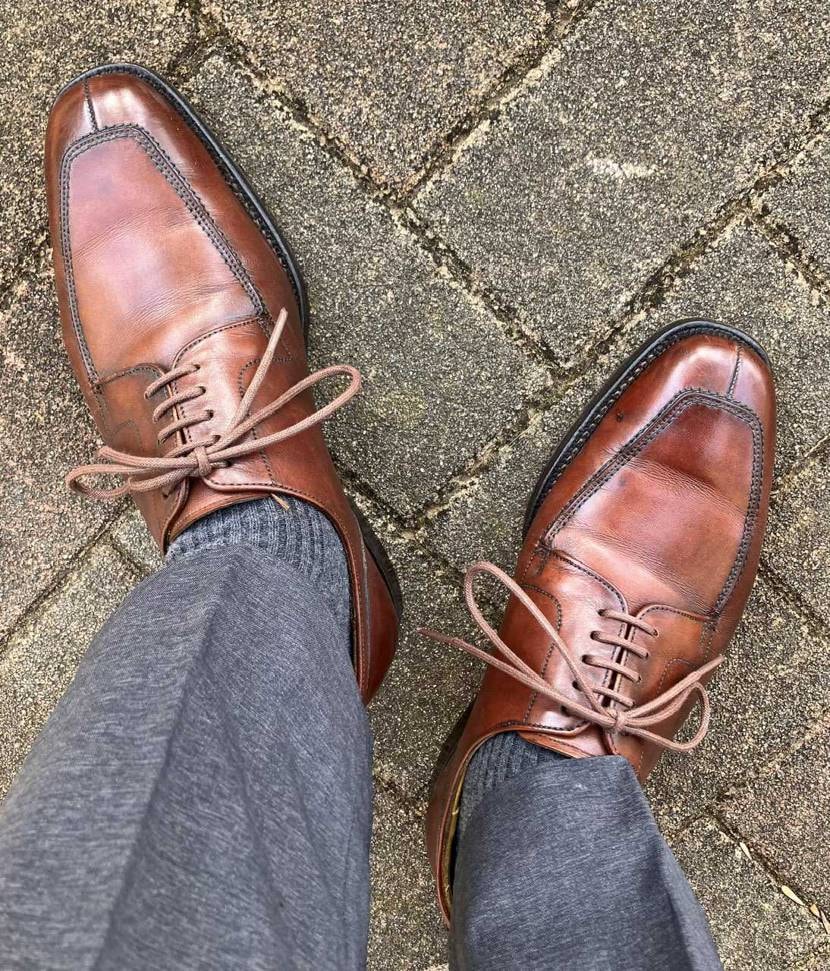 おはようございます☀
今朝は仕事都合で1ヶ月振りの革靴👞＆ジャケパン出勤です。