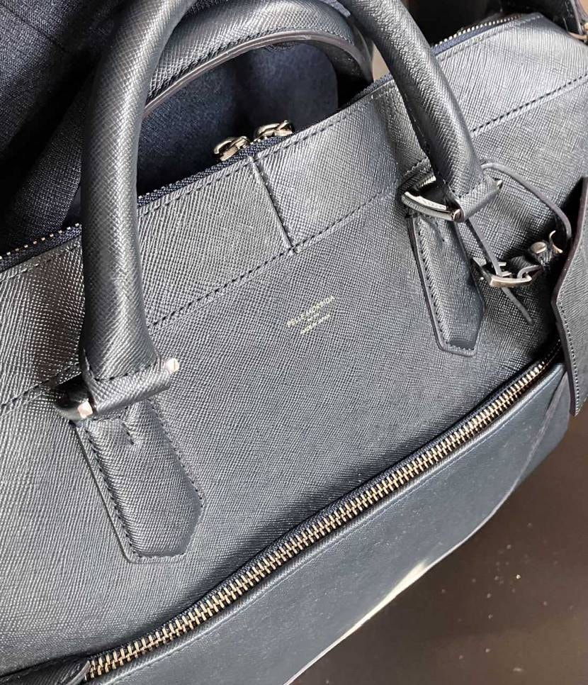 おはようございます☀
今朝は仕事都合で1ヶ月振りの革靴👞＆