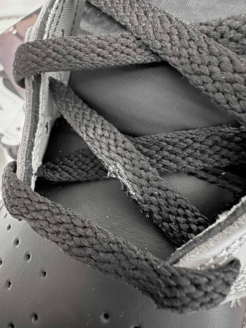 あれ、NIKEさん？
シューレース・・・
溶けてね？ww

こらおい