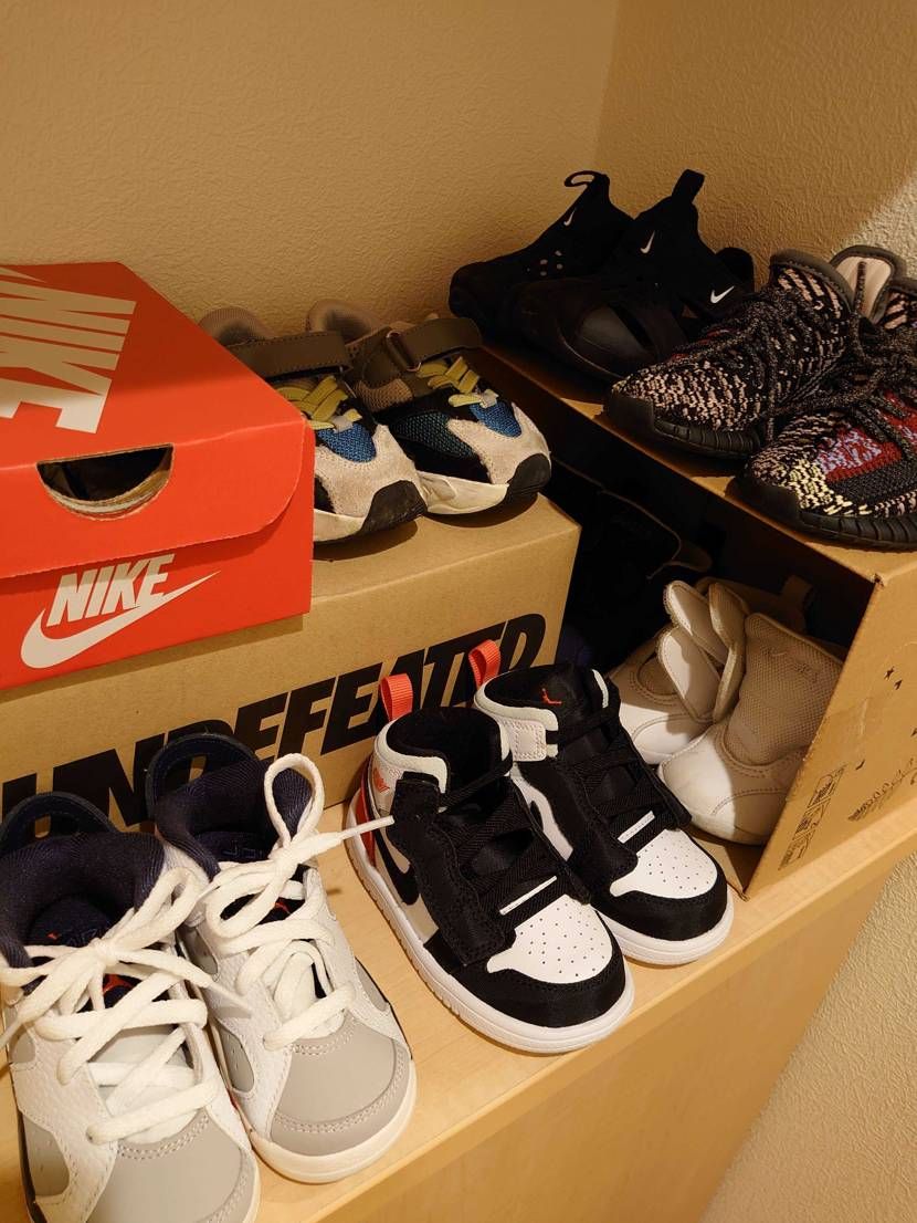 ウチのおチビさんはjordanとyeezyがお気に入りみたいです。