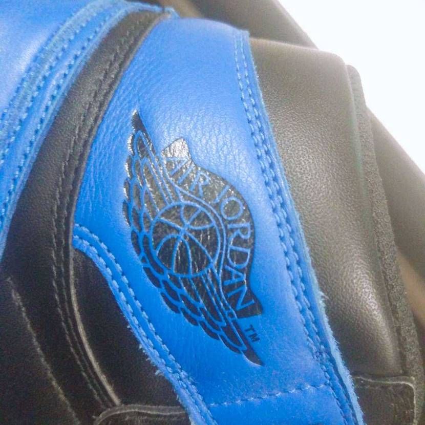 このジョーダン1のロイヤル本物か偽物見分けられる人いませんか