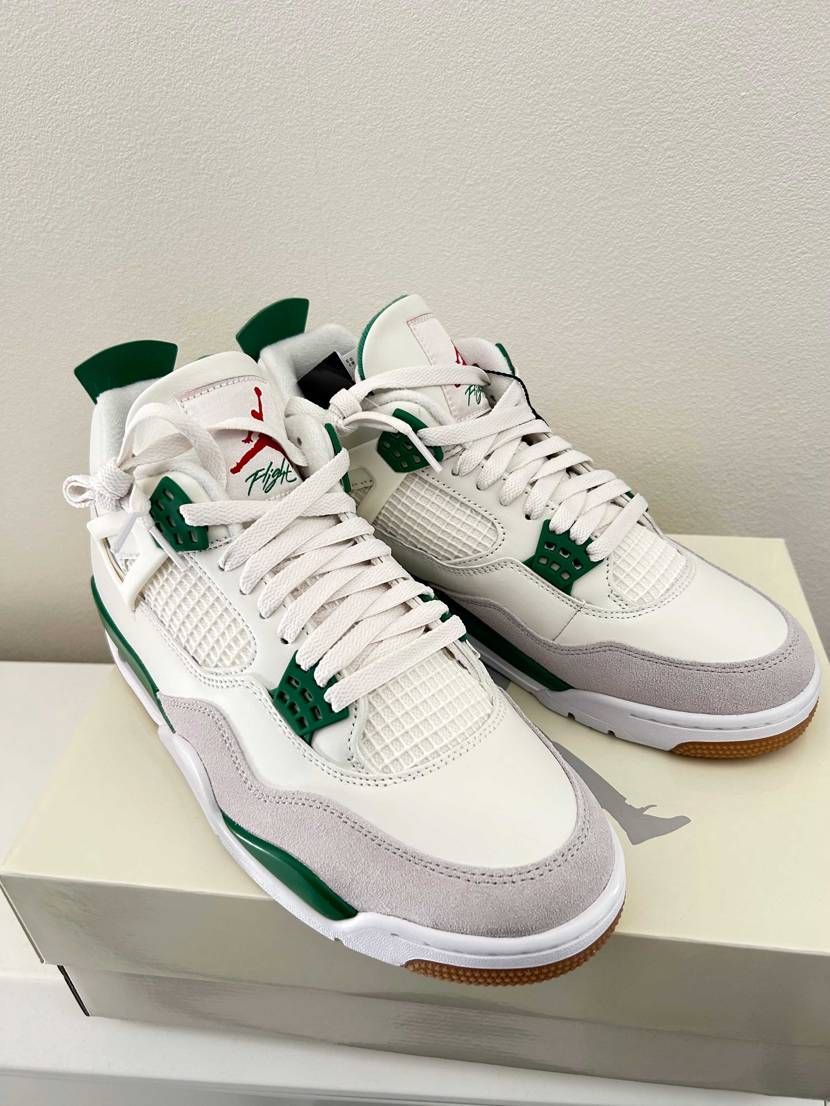 写真撮ると実物より若干濃くなりますね。
もう一足欲しかったケドSNKRSノッテ