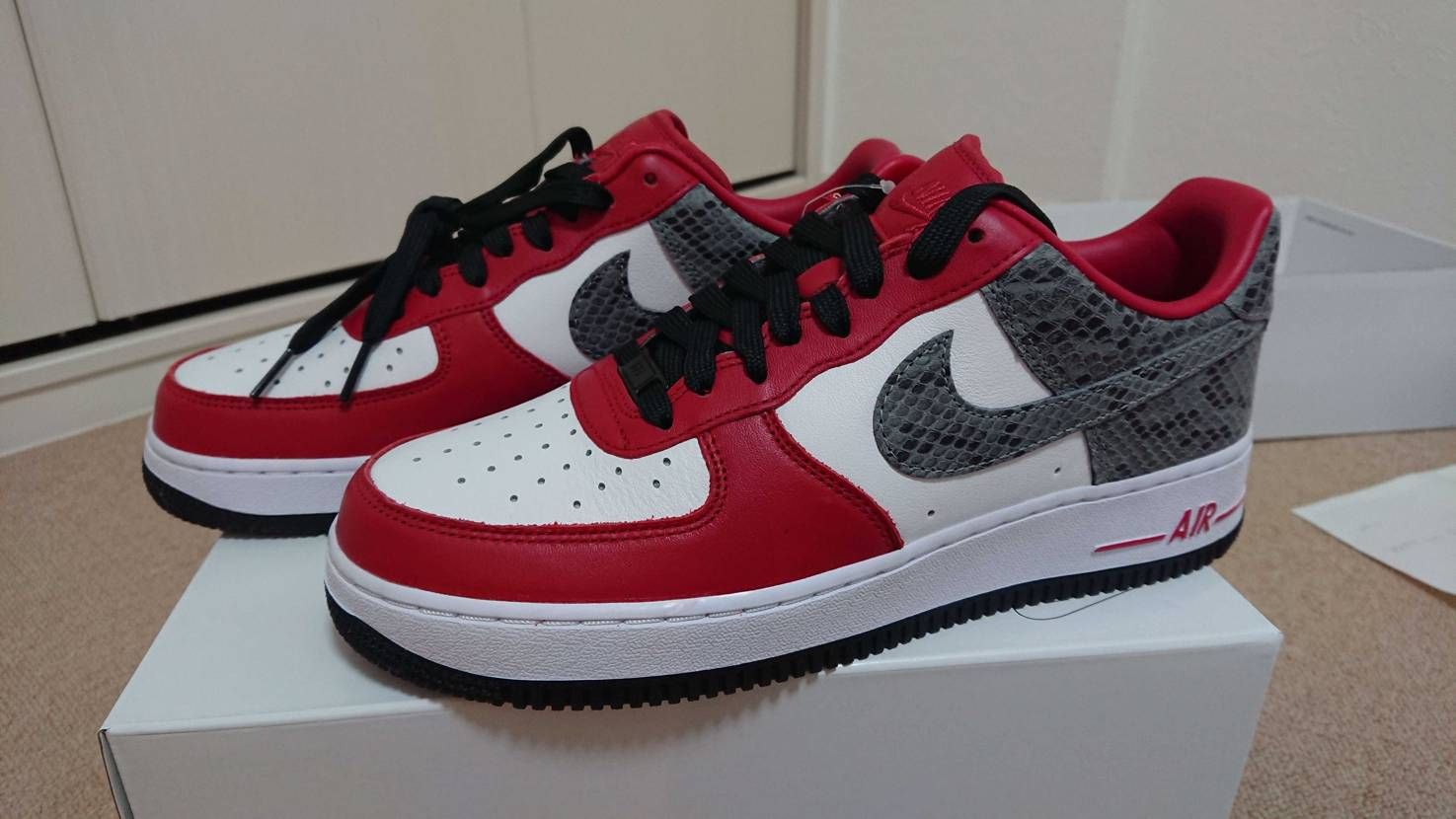 アンロックド届いたけど…なんかスネークスキンの色味がめっちゃ明るいな…
スモーク