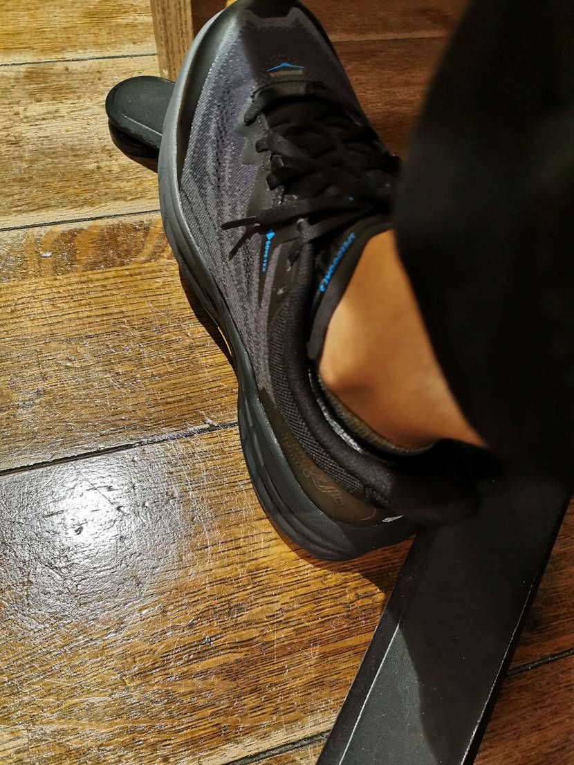 雨用。こちらではあまり人気の無いhokaですが、履いてみるとなかなか良きです。