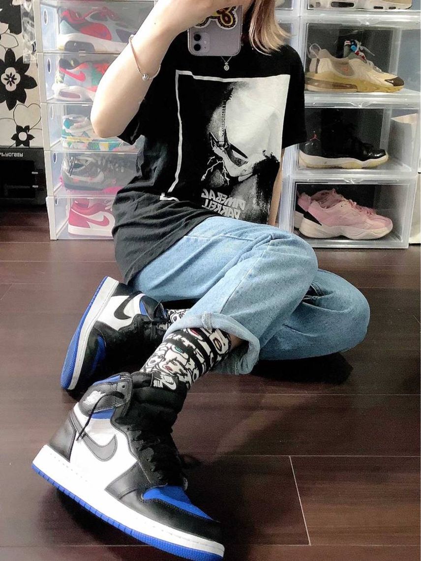 崇拝しているギタリストのトレードマーク的ギターが青なので、その方のTシャツと合わ