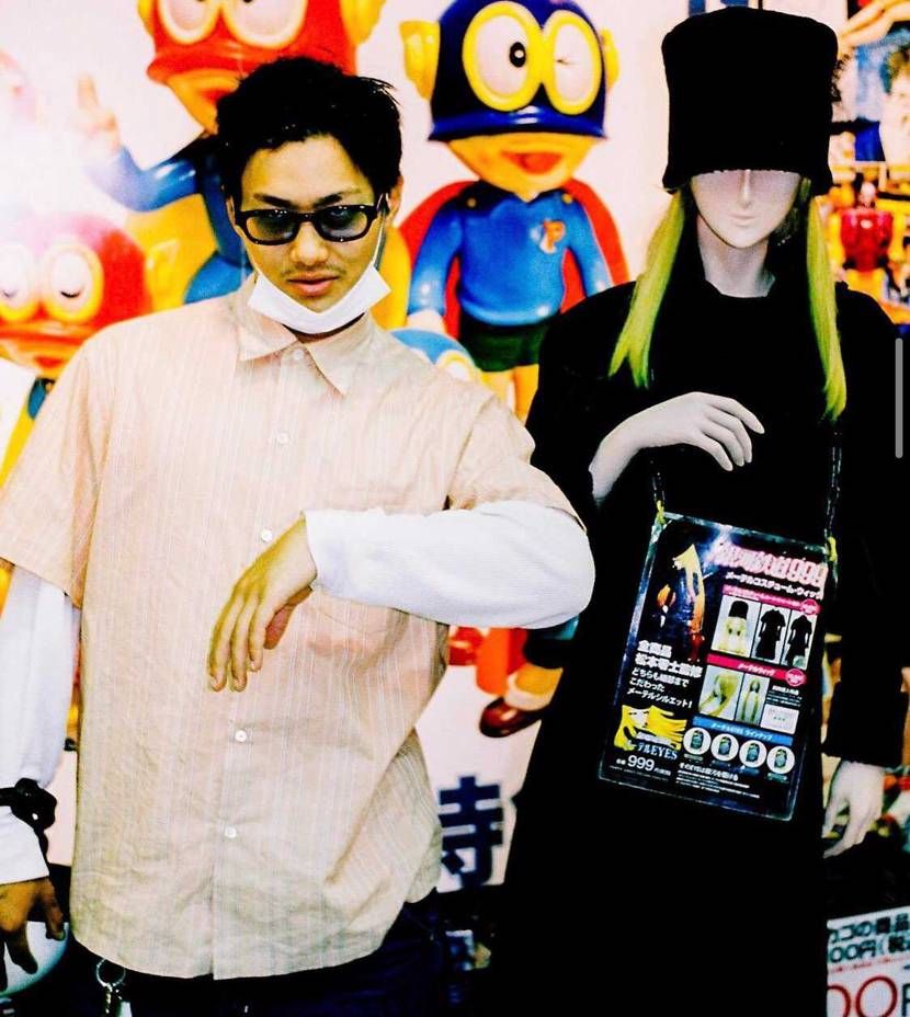 supremeの半袖シャツとかsupremeのボタン付きのシャツとかってなんて調