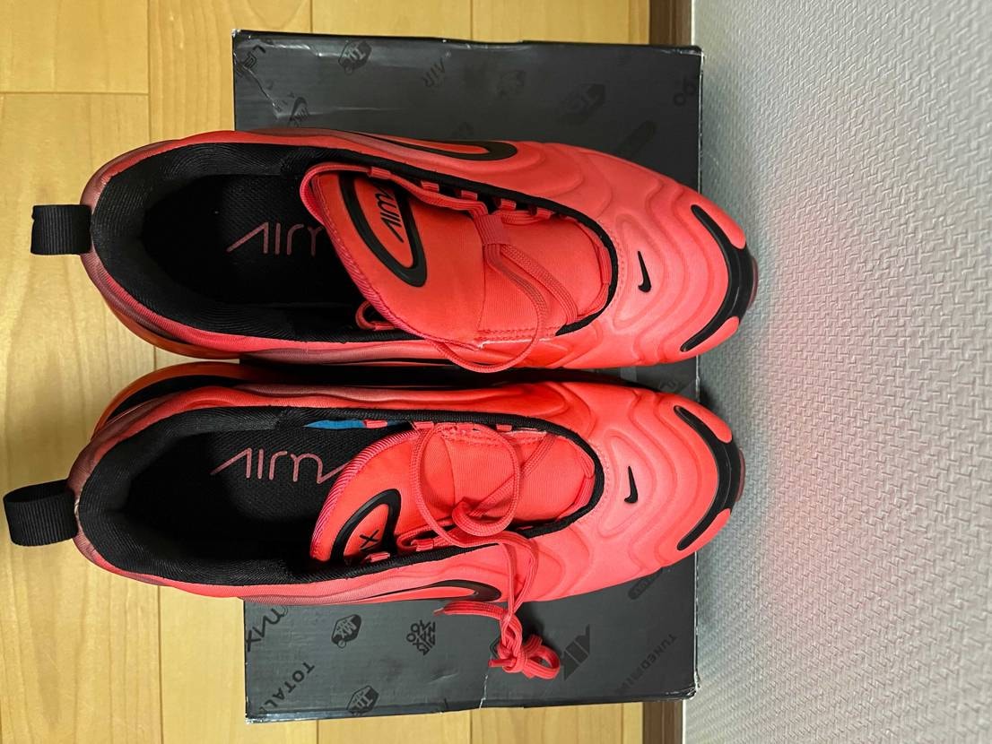 夏のワンポイントアクセントにエアマックス720購入してくれる