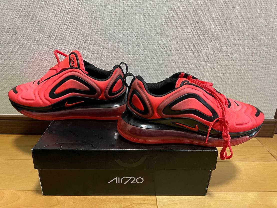 夏のワンポイントアクセントにエアマックス720購入してくれる