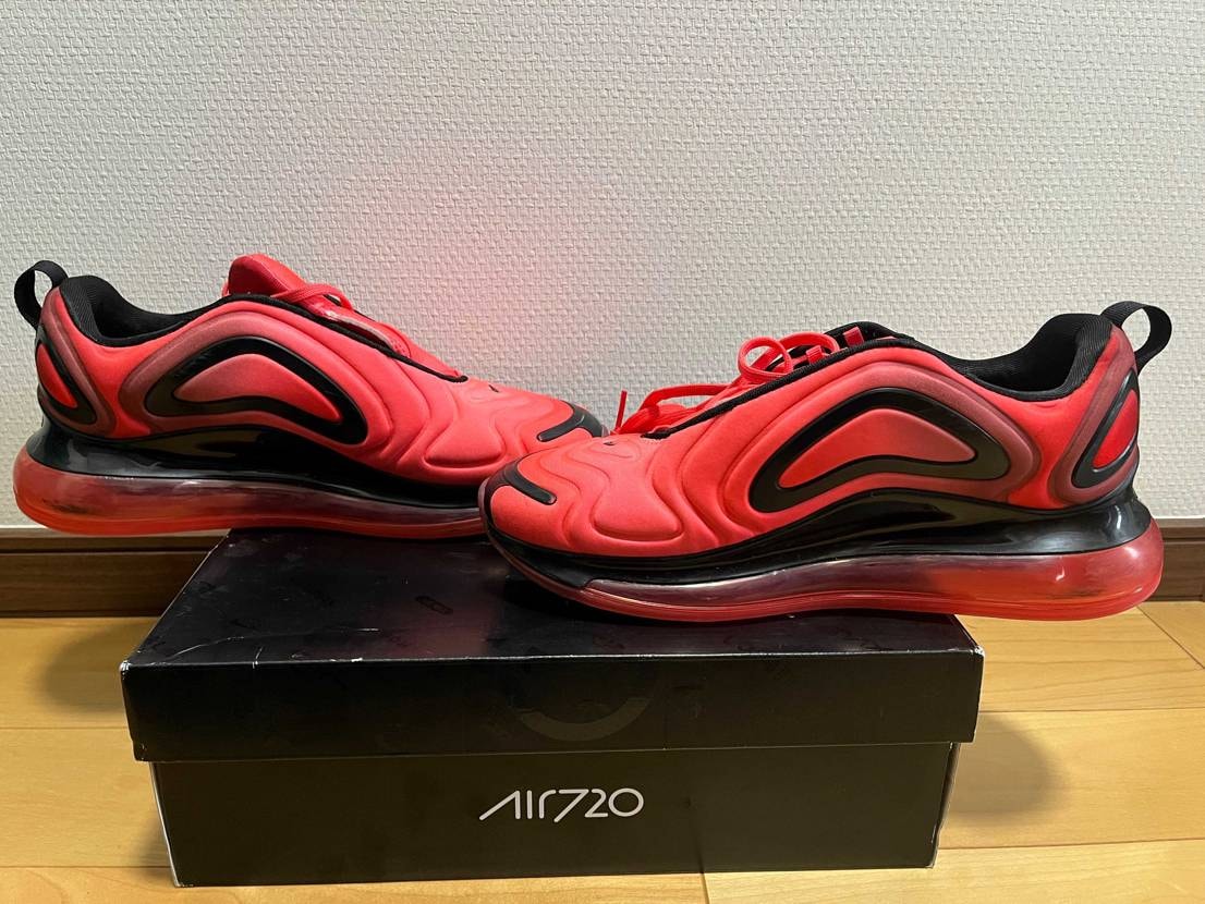 夏のワンポイントアクセントにエアマックス720購入してくれる