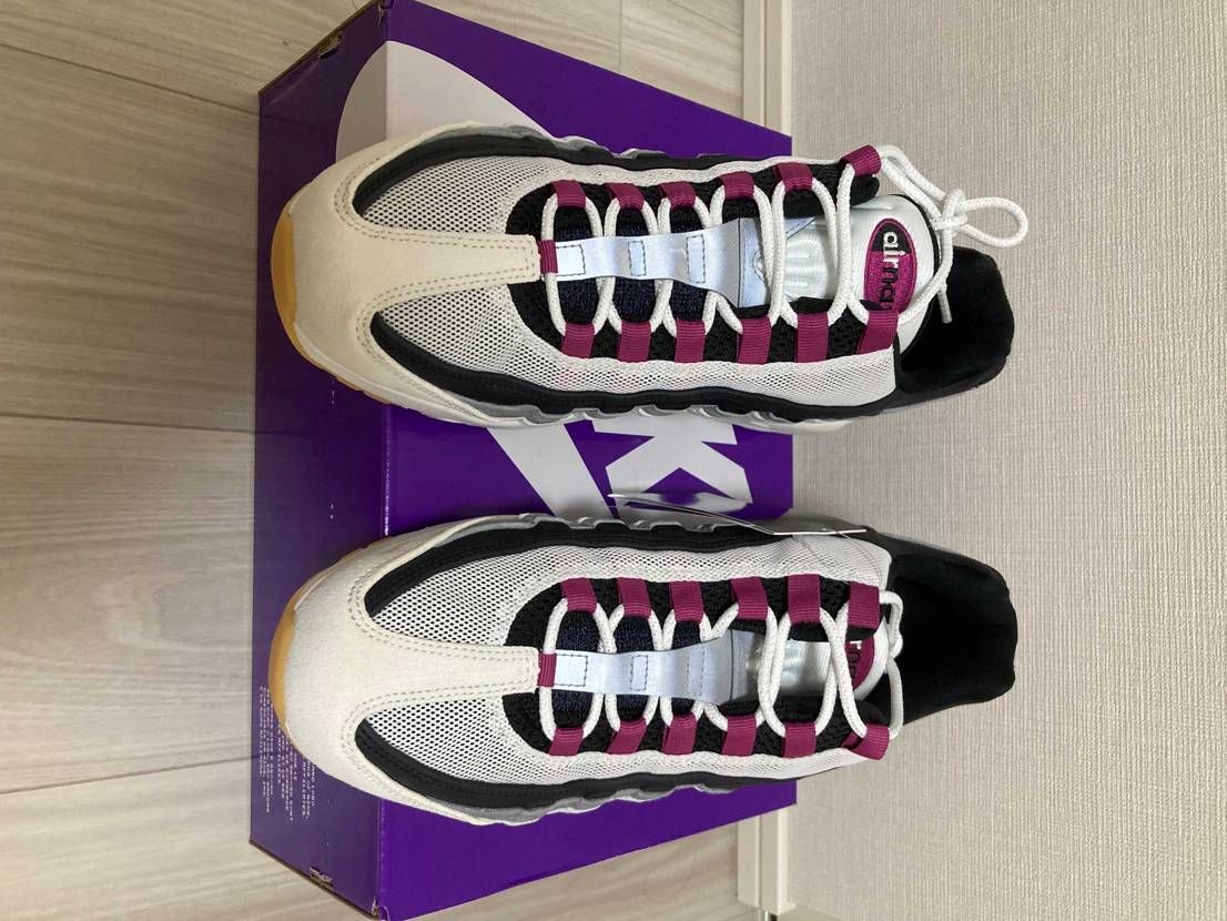 国内の当選品です。
つま先が少し曲がってますが、NIKEクオリティでしょうか。
