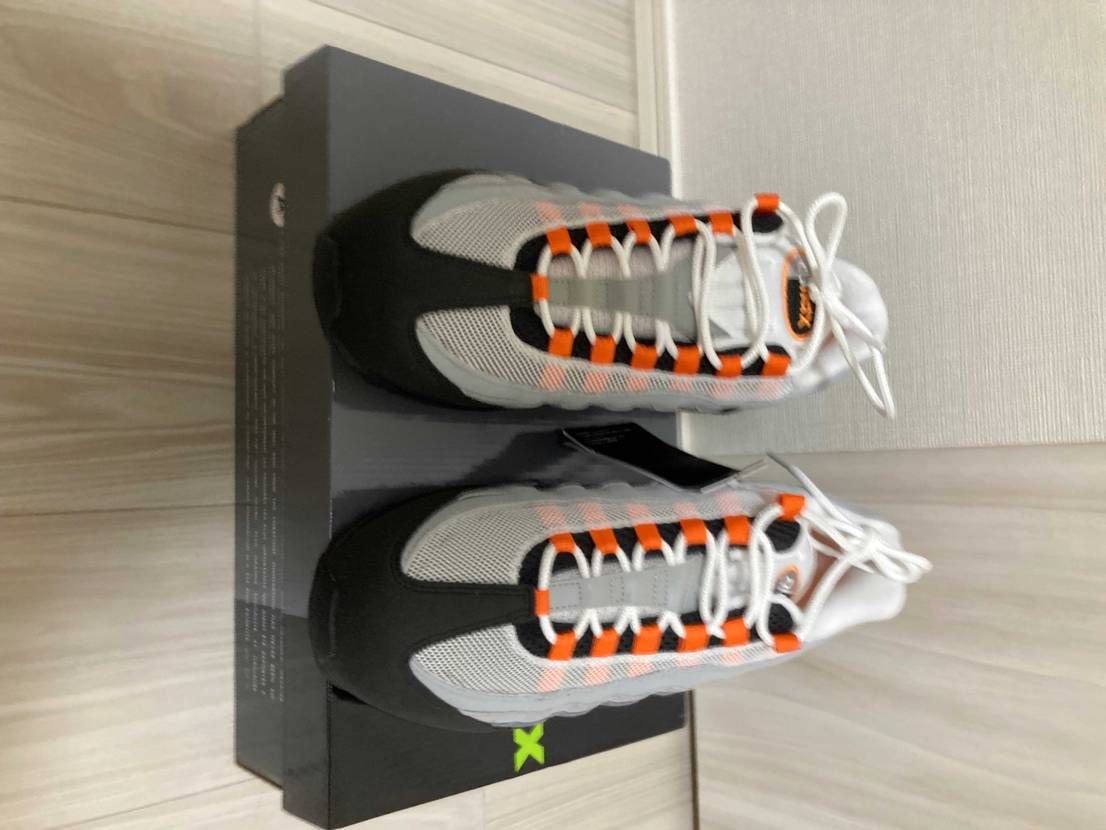 国内の当選品です。
つま先が少し曲がってますが、NIKEク