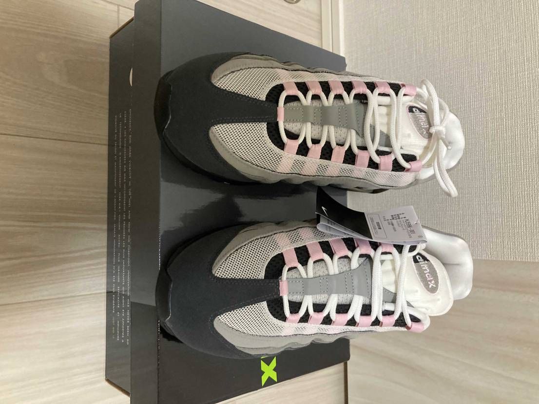 国内の当選品です。
つま先が少し曲がってますが、NIKEク