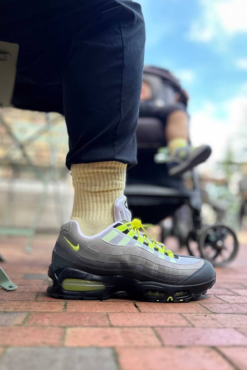 今日は黄灰履いて近所散歩、北国も今日は暑い☀️🚶
息子とネオンカラーでお揃いに