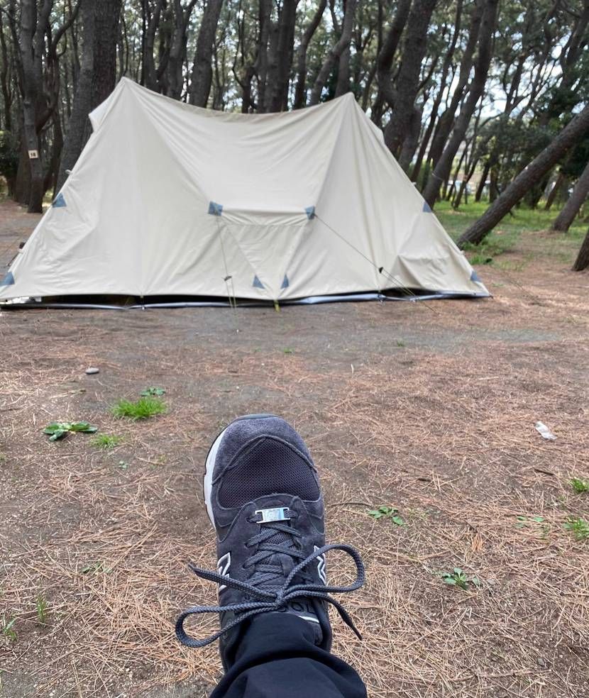 仕事を早めに切り上げ、近場でキャンプ。
テントとニューバランスCM1700。
