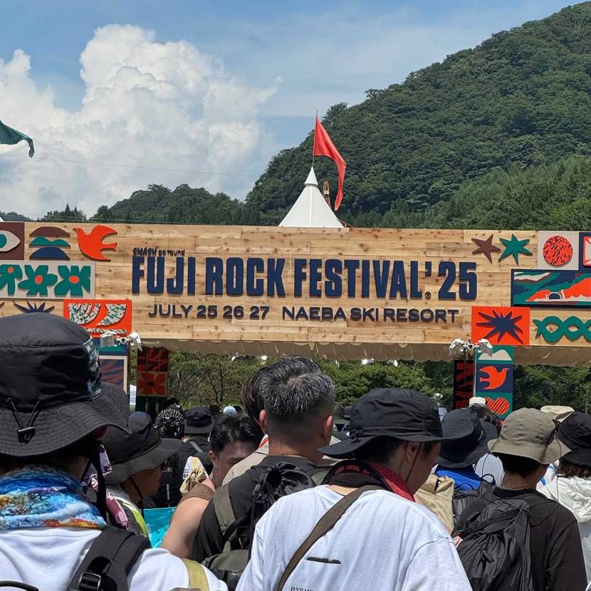 フジロック3日目
エアモワブと共に😁
名物の豚串とホルモ