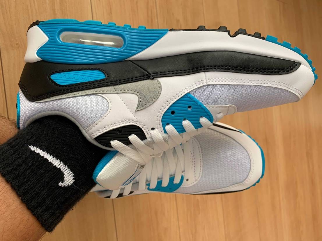 かなり履きやすい！
90好きで何足か持ってますが、主観、履き心地がなんか特別！