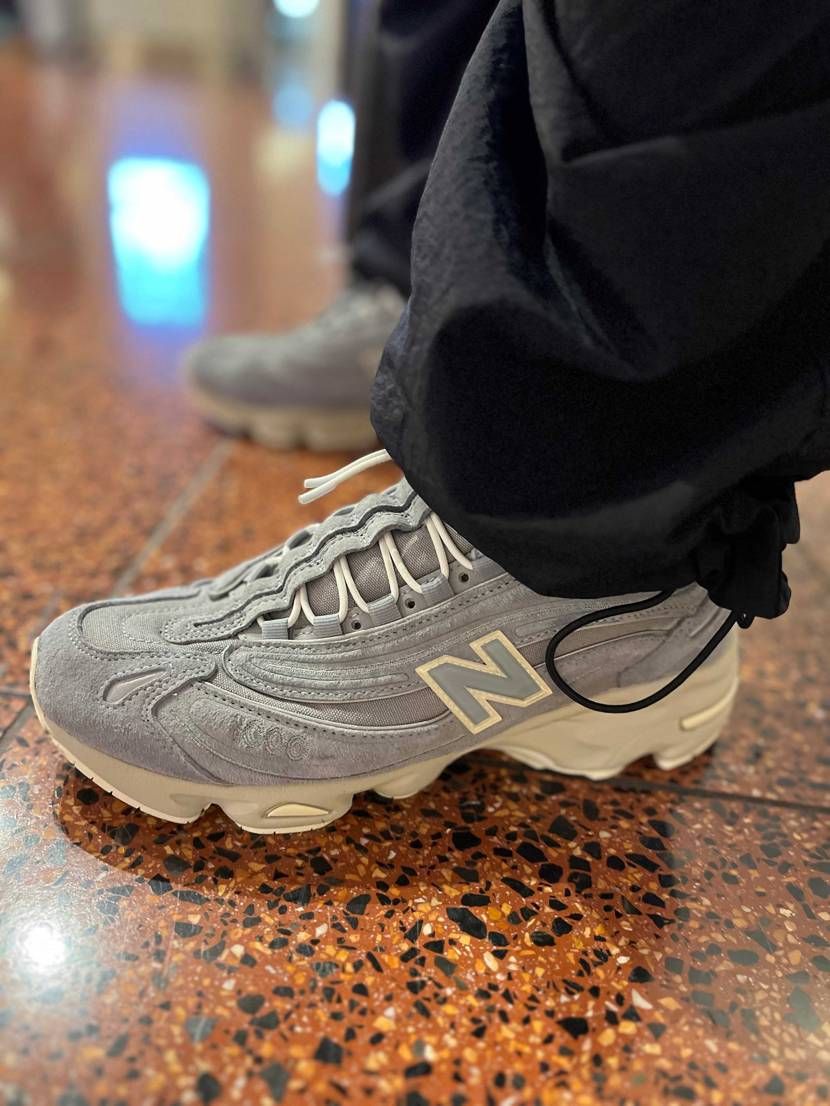 こんにちは🌭
小雨の間にkith×1000履いて空港着いたけど
いつもとタ